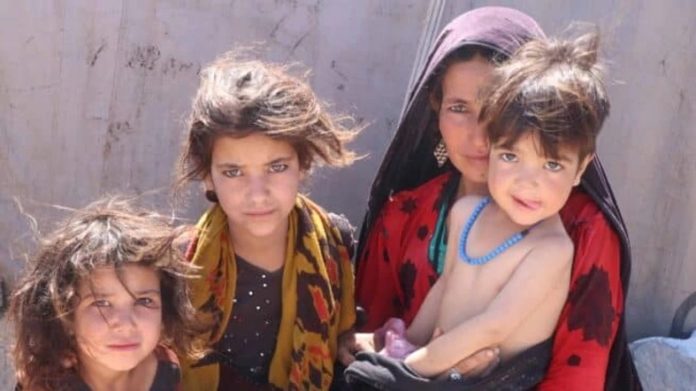 Mujer Afgana posa con sus dos hijos