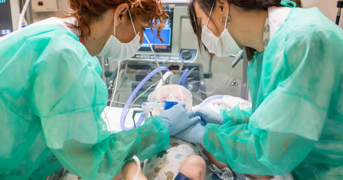 Enfermeras de la UCI Pediátrica administran medicamento a un bebé