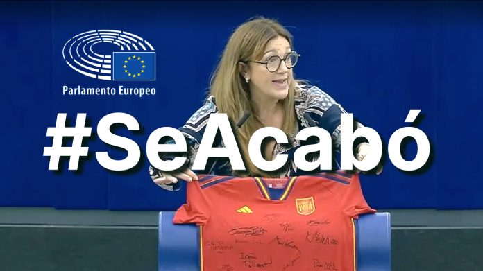 Comisarias y eurodiputados de distintas nacionalidades y grupos firman la camiseta de la Selección Española de Fútbol como muestra de apoyo a la futbolista Jenni Hermoso.